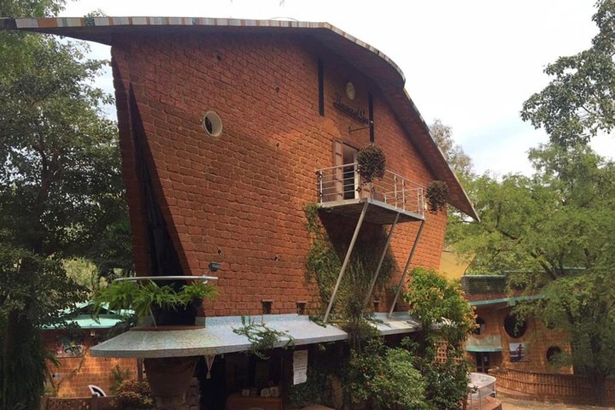 suur telliskivihoone rõduga