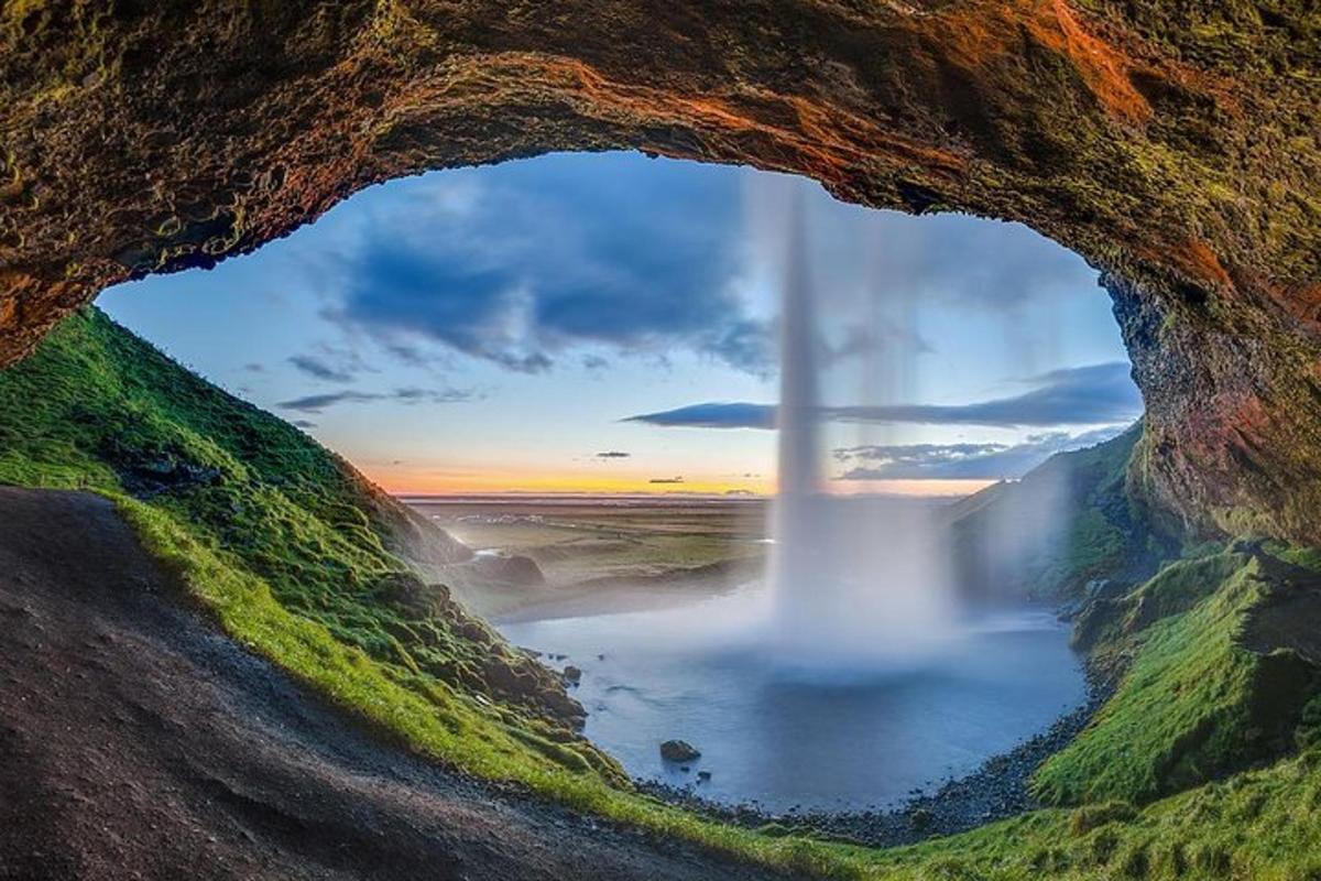 uma vista de uma cachoeira de uma formação rochosa