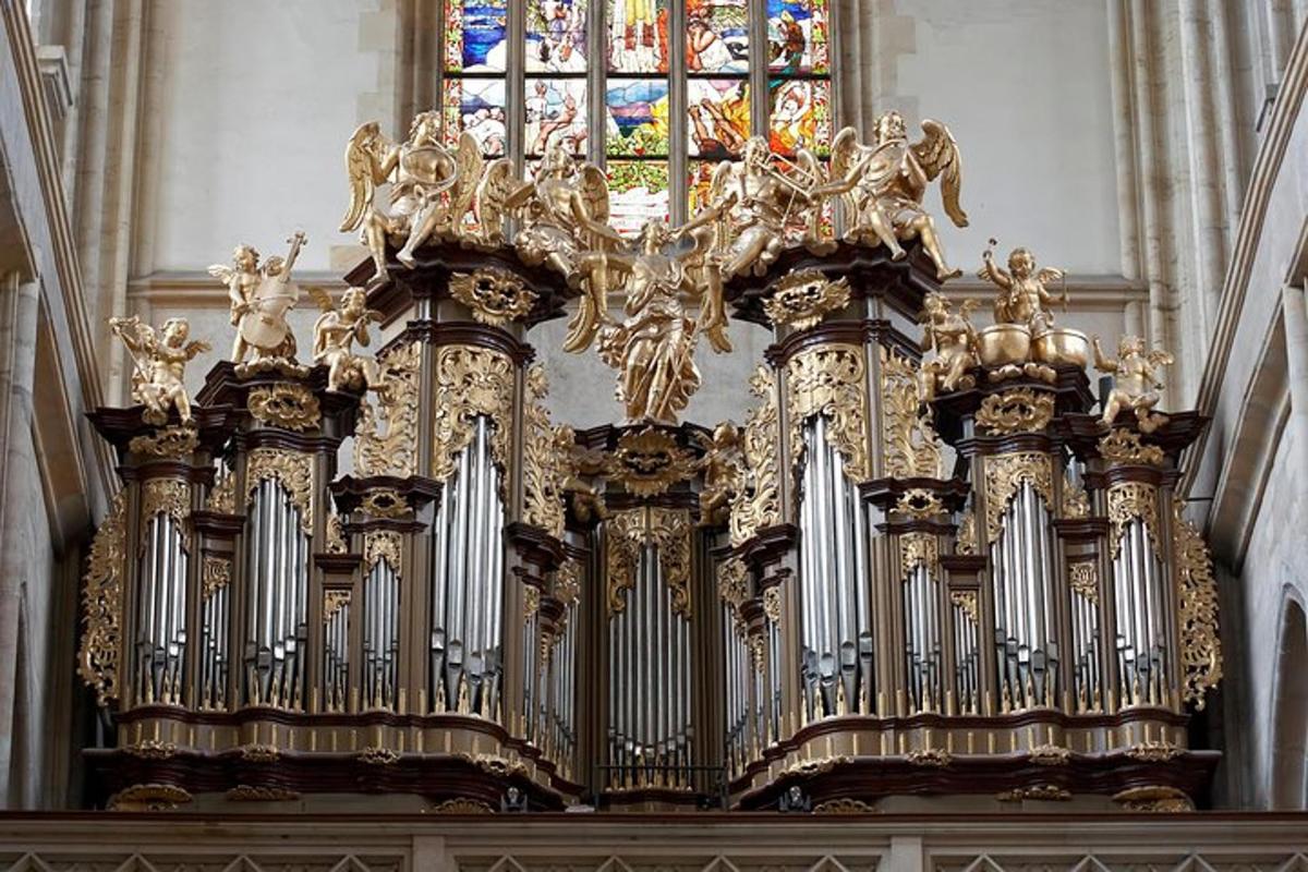 un orgue en una església amb una finestra de vitralls