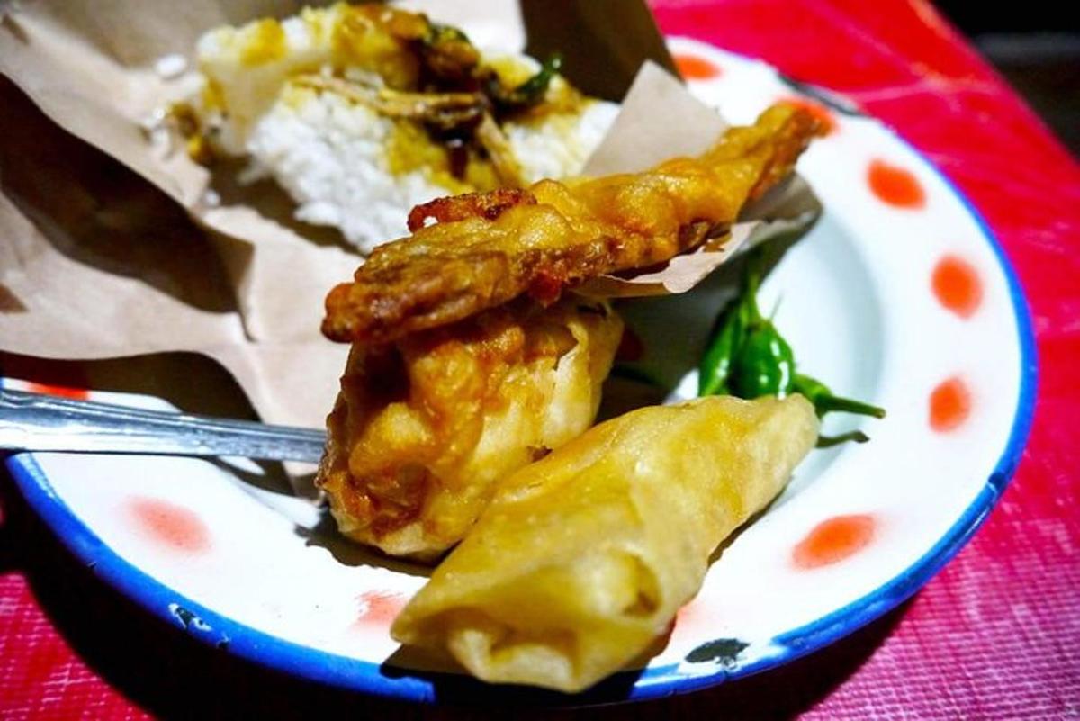isang plato ng pagkain na may manok at kanin sa mesa