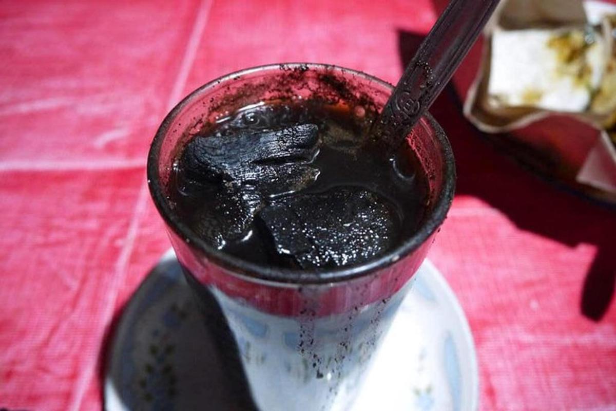 isang pula at puting tasa na may kasamang kutsara