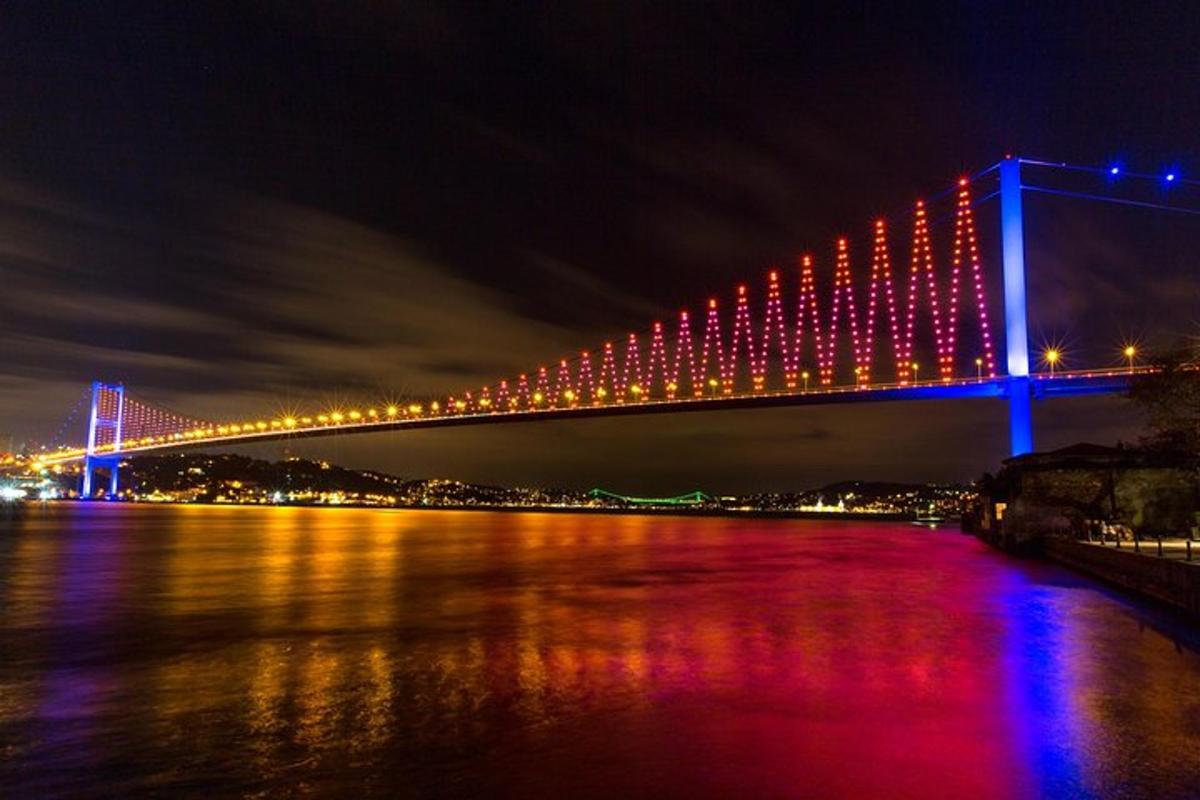 un ponte illuminato di notte con luci rosse e blu