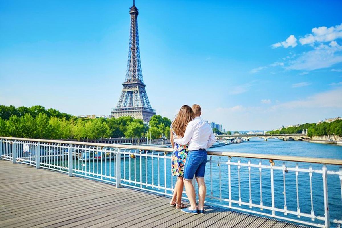 Una pareja parada en un puente frente a la Torre Eiffel.