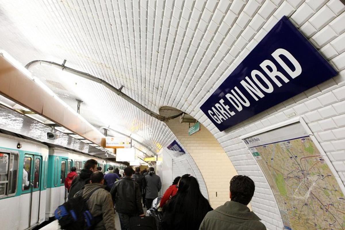 Un grupo de personas esperando un tren subterráneo