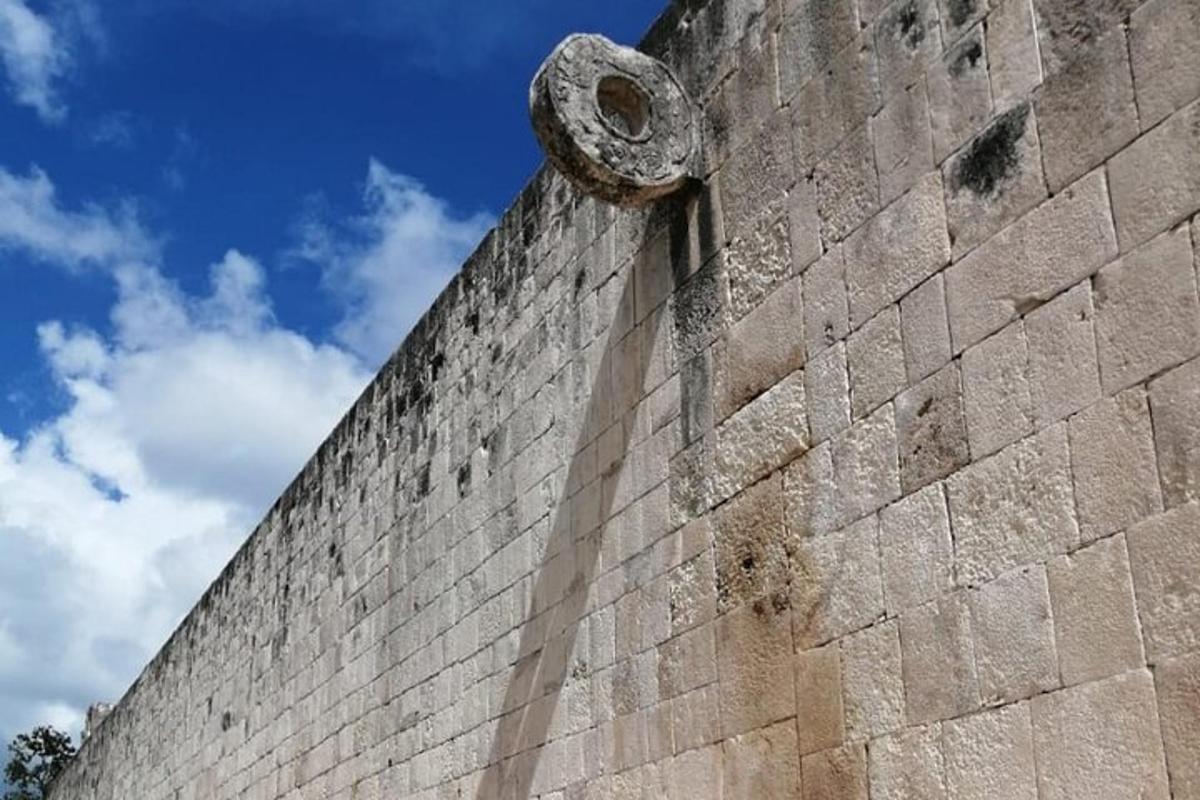 uma grande parede de tijolos com uma pedra