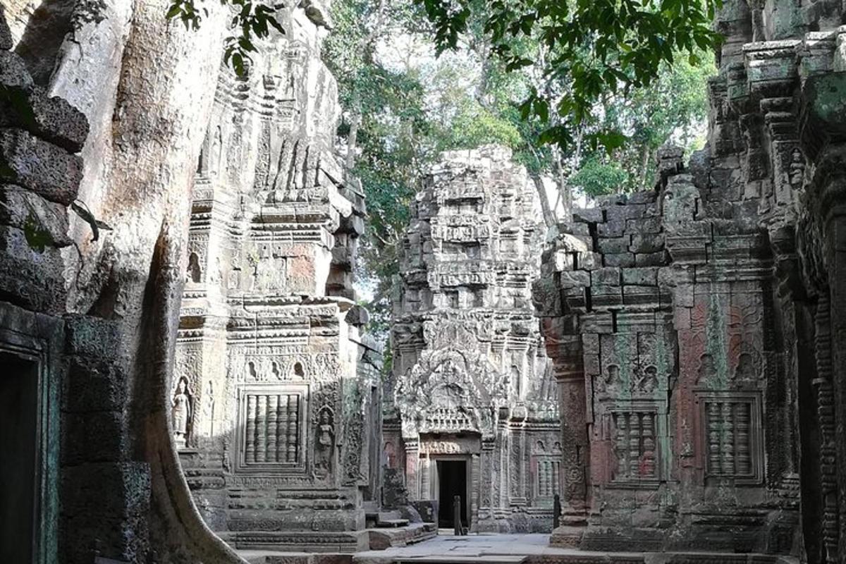 bangunan batu dengan pintu di hadapan