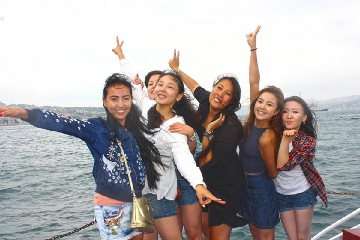 un gruppo di donne che posano per una foto su una barca