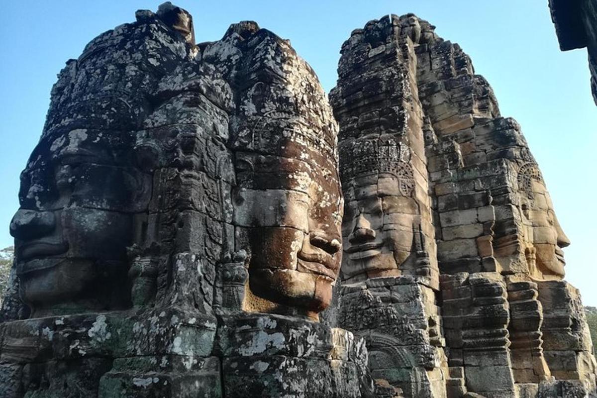 un gran cap de pedra al costat d'un edifici