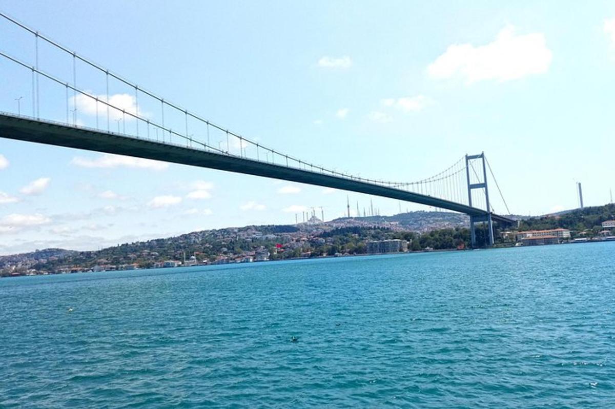 un ponte sopra un grande specchio d'acqua