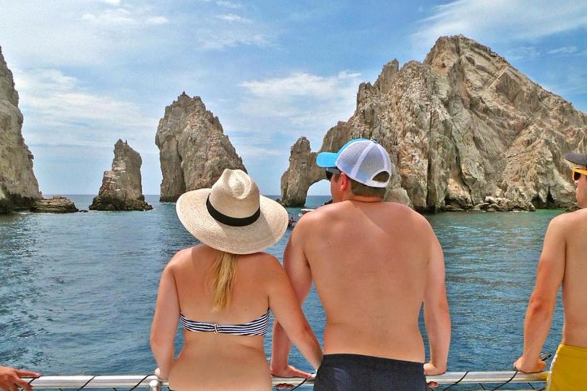 группа людей сидит на лодке и смотрит на камни в воде