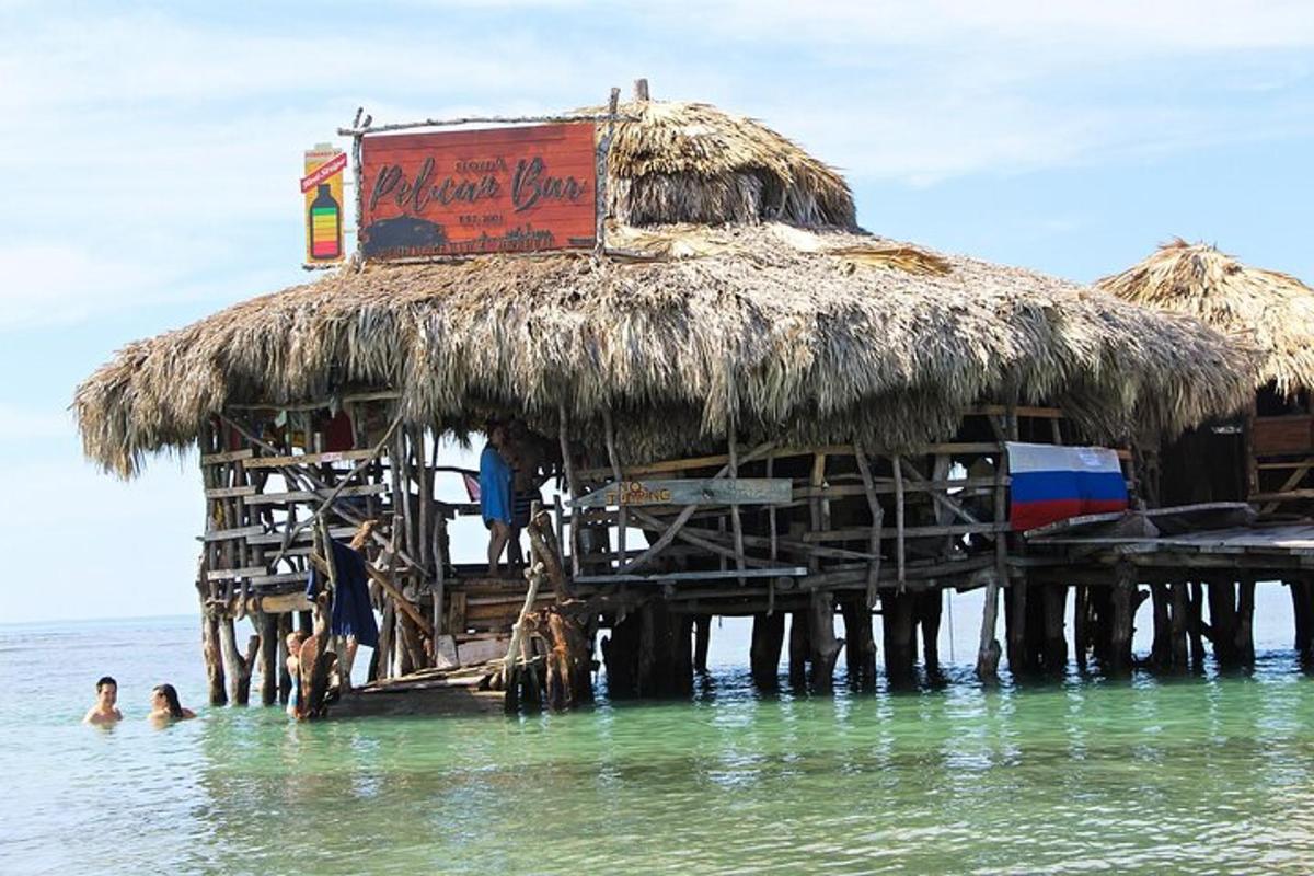 een hut in de oceaan met mensen in het water