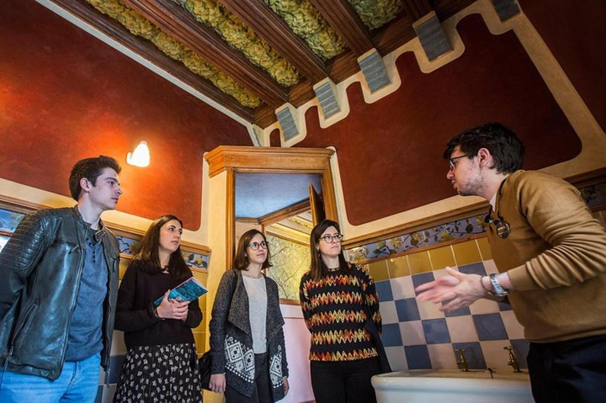 un grup de persones dretes davant d'una pintura