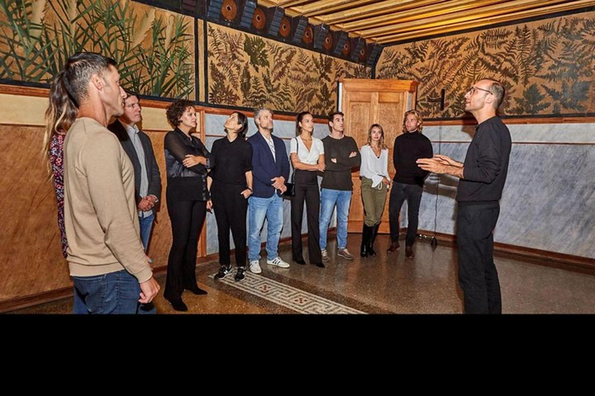 un grup de persones dretes davant d'una pintura
