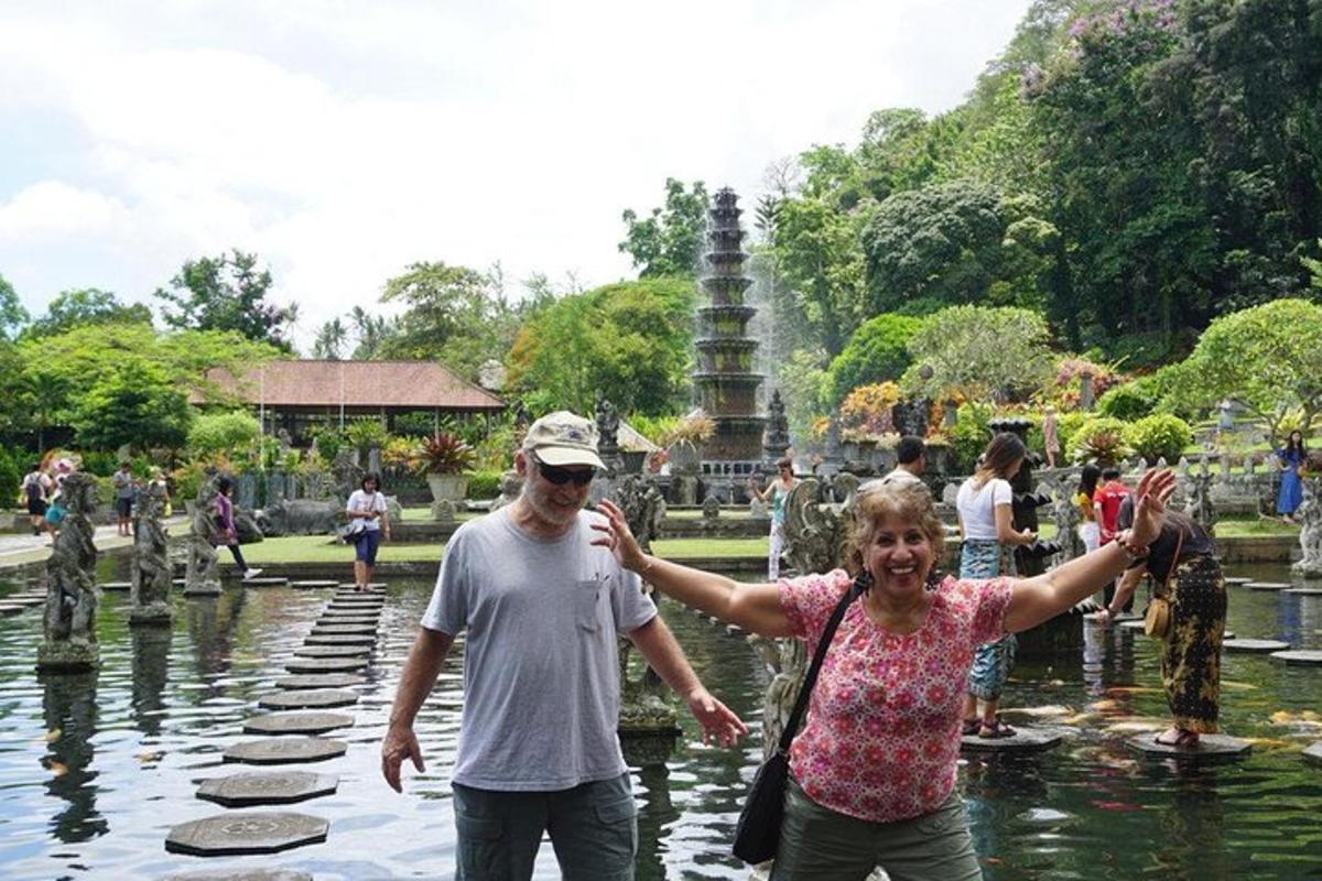 seorang lelaki dan wanita berdiri di dalam air di sebuah taman