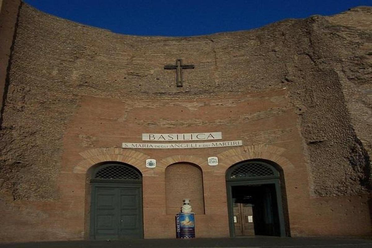 una iglesia con una cruz en el costado de un edificio