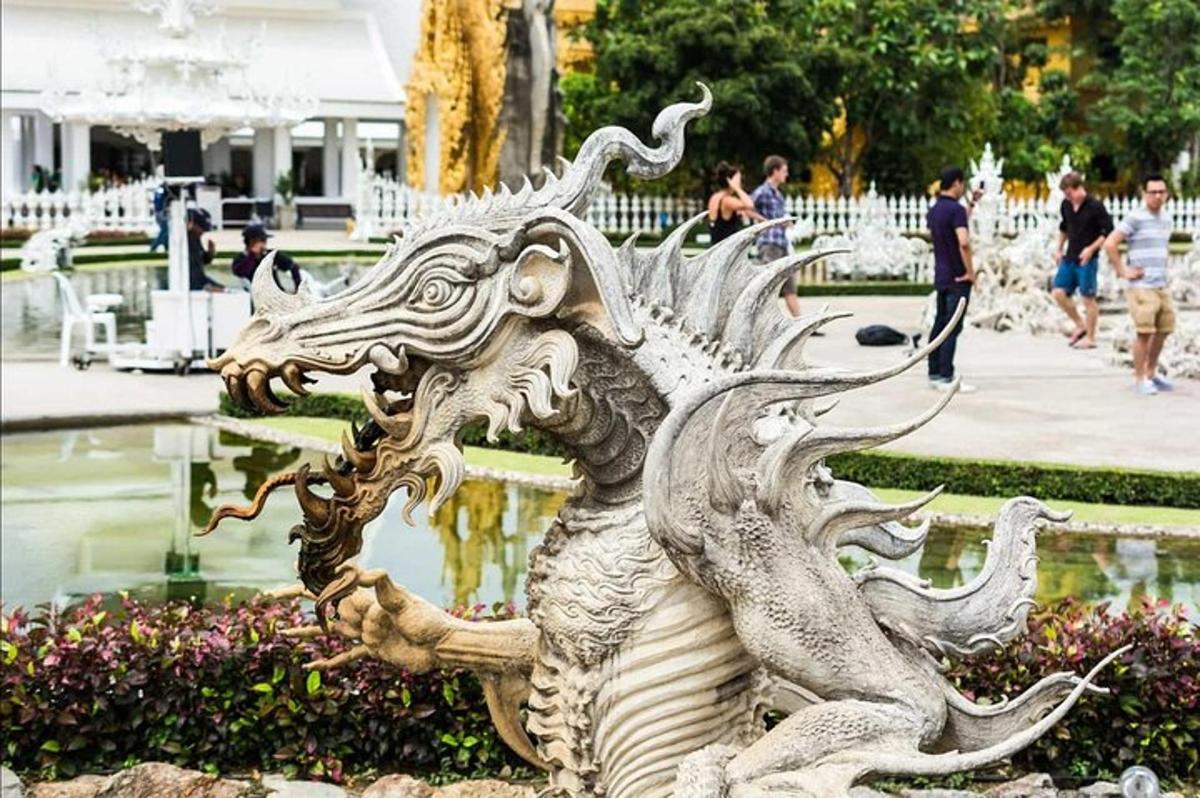 một bức tượng rồng ngồi cạnh đài phun nước
