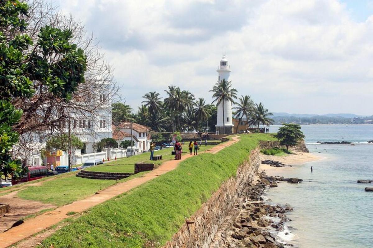 sebuah rumah api di atas bukit bersebelahan dengan badan air