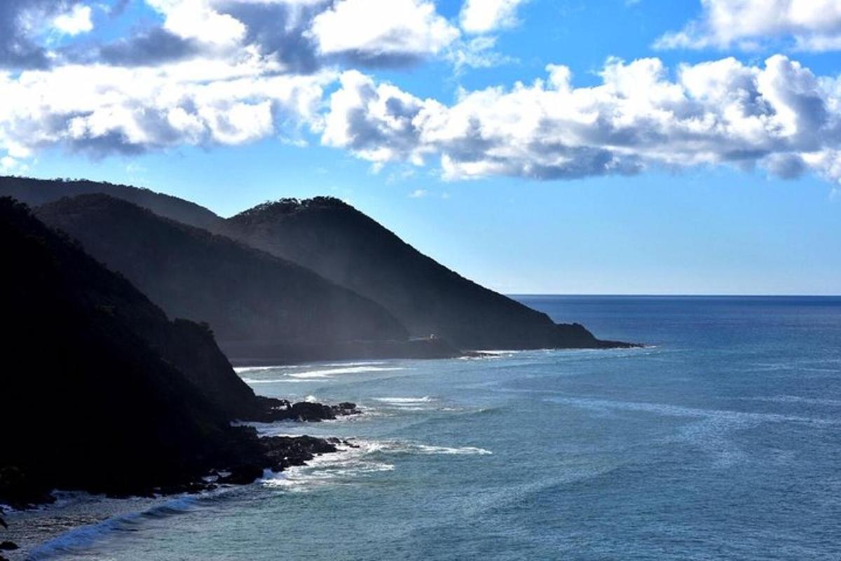 una vista de l'oceà amb una muntanya