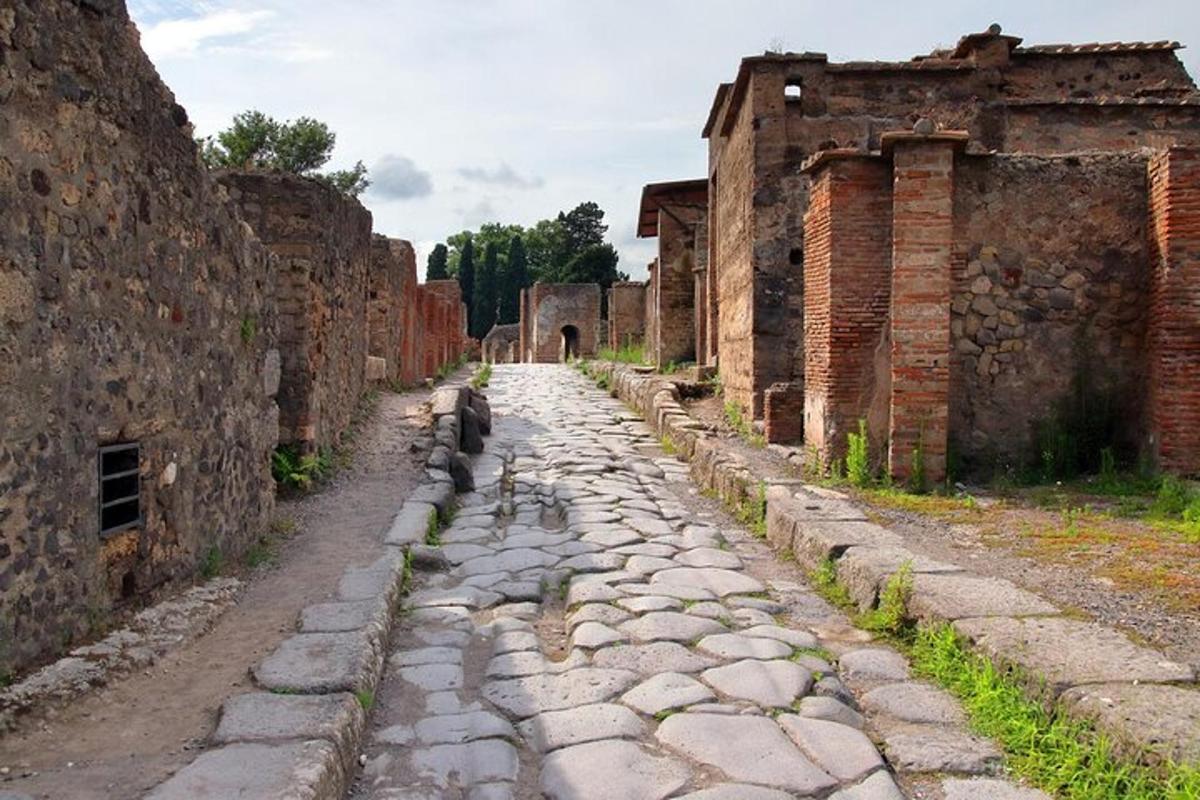un carreró entre les ruïnes d'un edifici