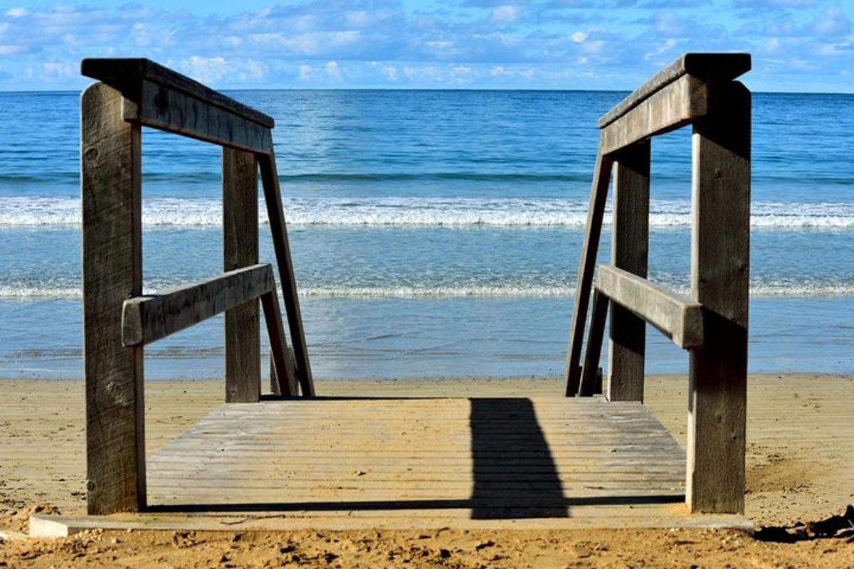 un moll de fusta a la platja a prop de l'oceà