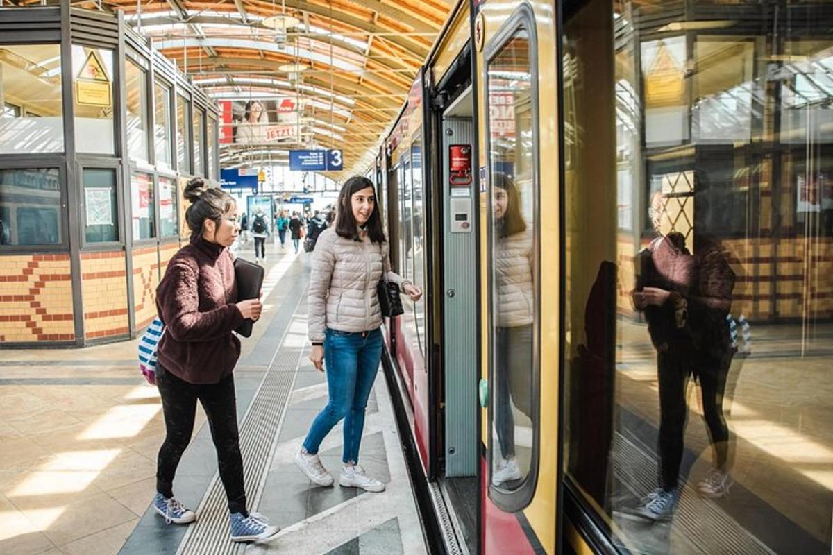 un gruppo di persone in piedi in una stazione ferroviaria