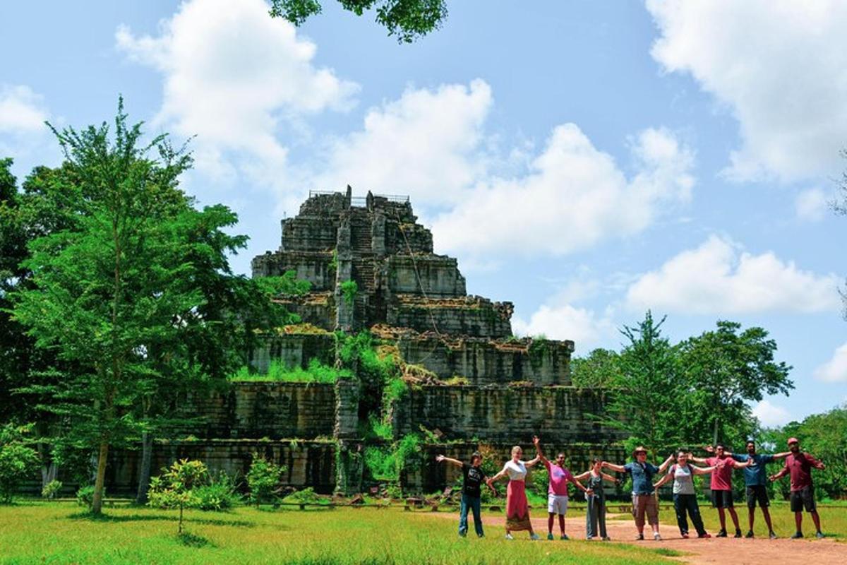un grup de persones dempeus davant d'un temple