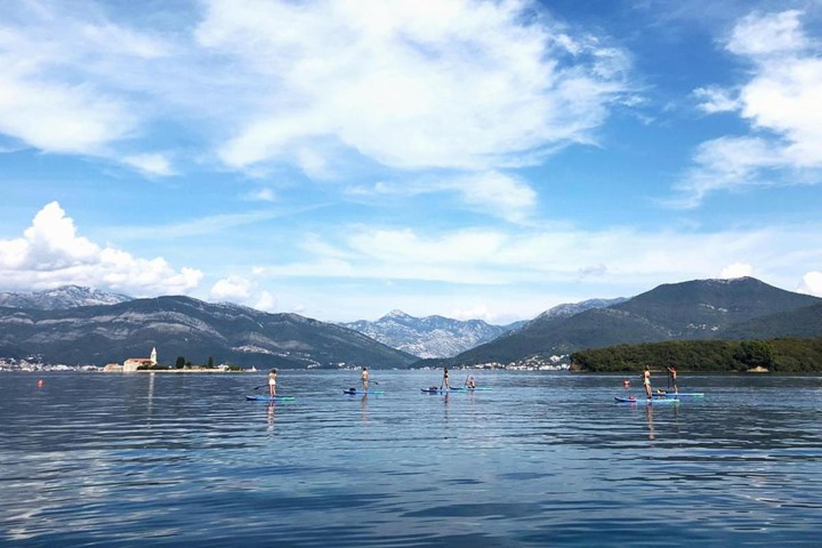 skupina lidí na paddleboardech ve vodě