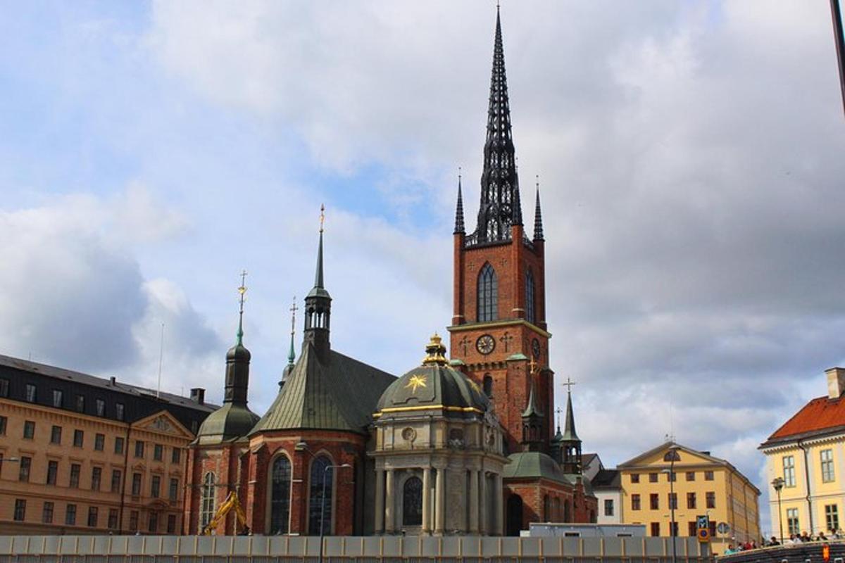 en bygning med en kirke med et klokketårn