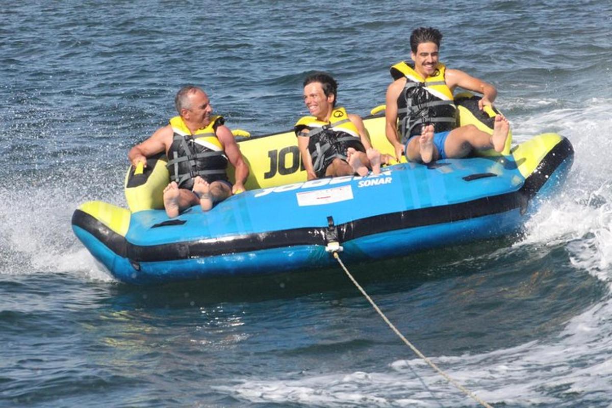 tre uomini su una zattera blu in acqua