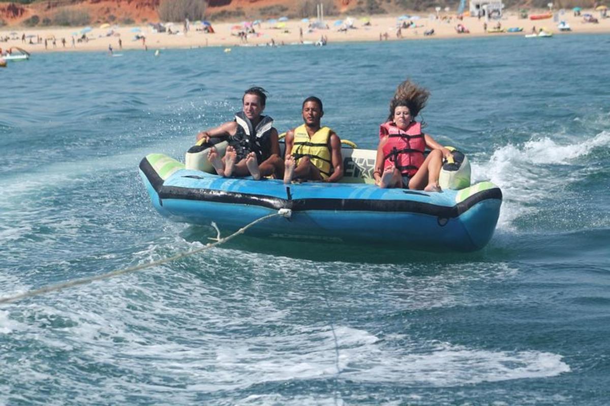 un gruppo di persone che viaggiano su una zattera in acqua