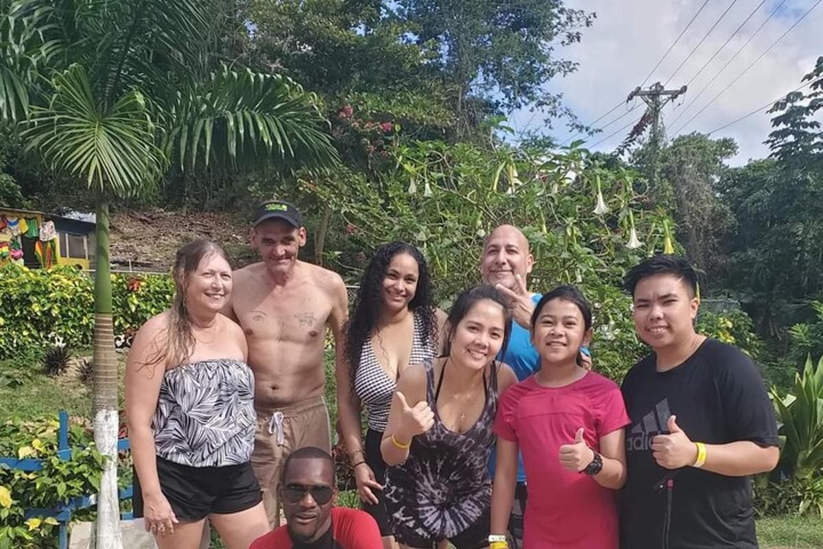 un gruppo di persone che posano per una foto