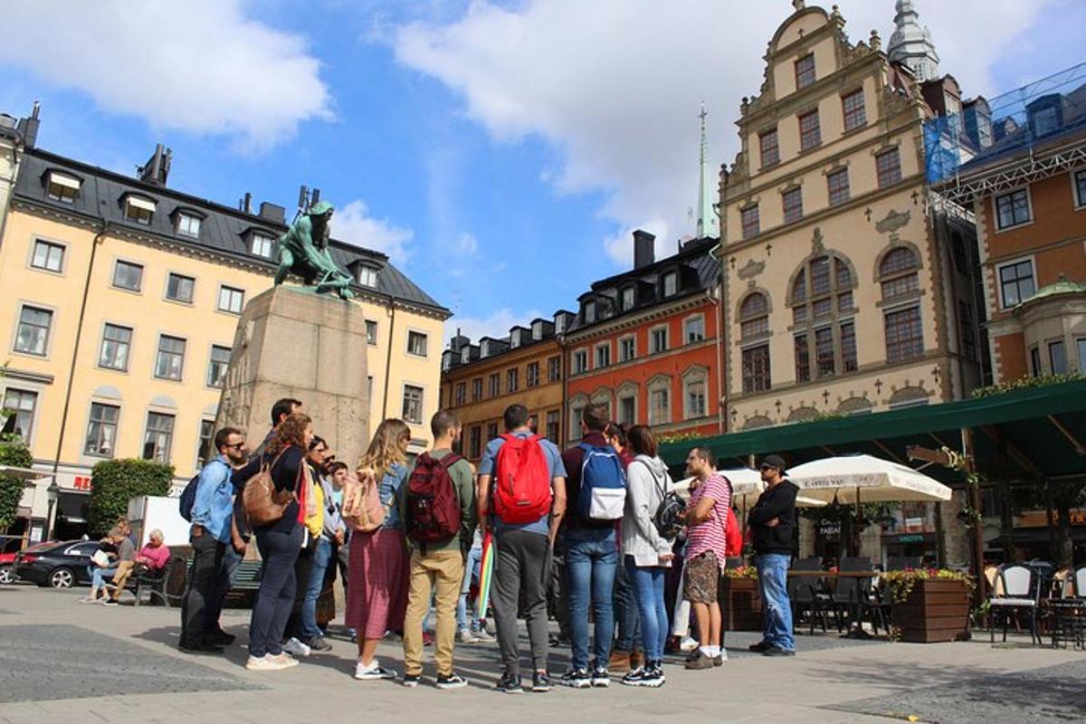 en gruppe mennesker, der står på en bygade
