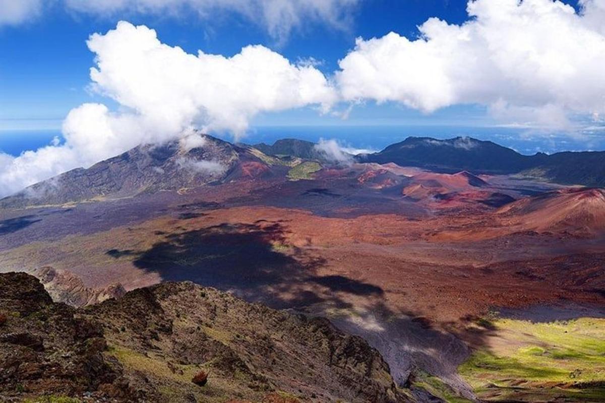 una vista di una catena montuosa con nuvole nel cielo