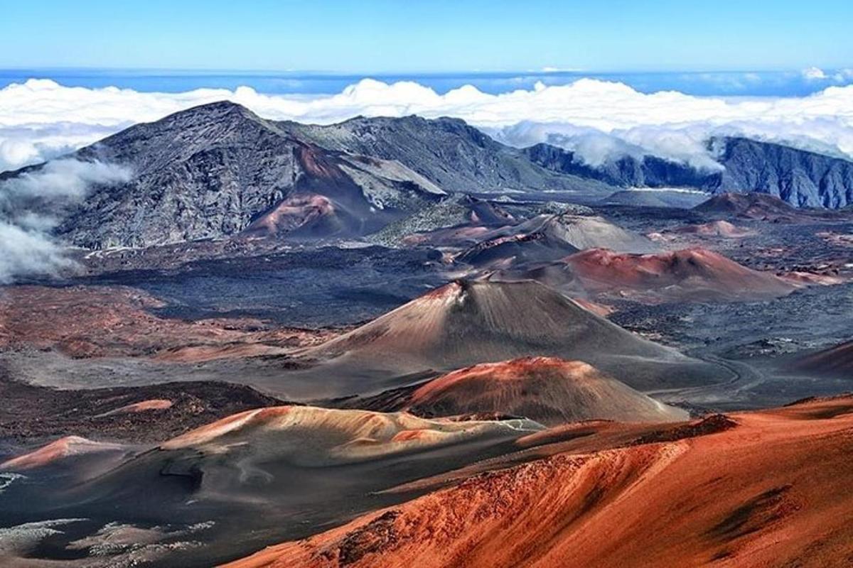 una vista aerea di un deserto con montagne e nuvole