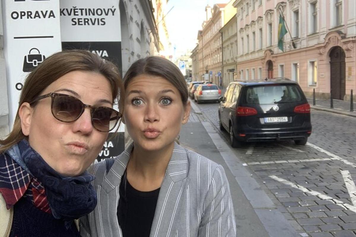 mies ja nainen seisovat kaupungin kadulla