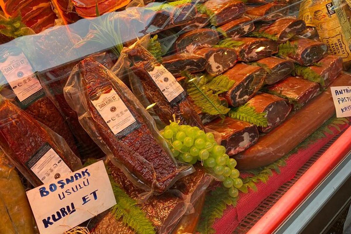 paparan pelbagai jenis makanan di kedai