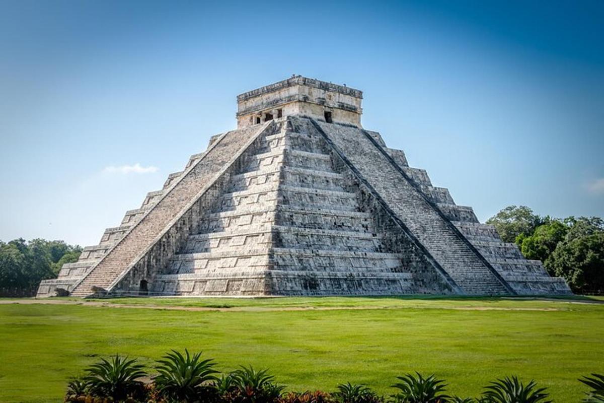 pyramida v parku s travnatým polem