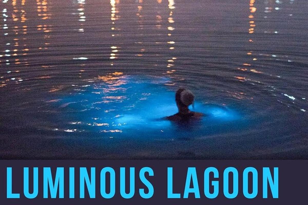 inimene vees ujumas, millel on kiri "helendav laguun"