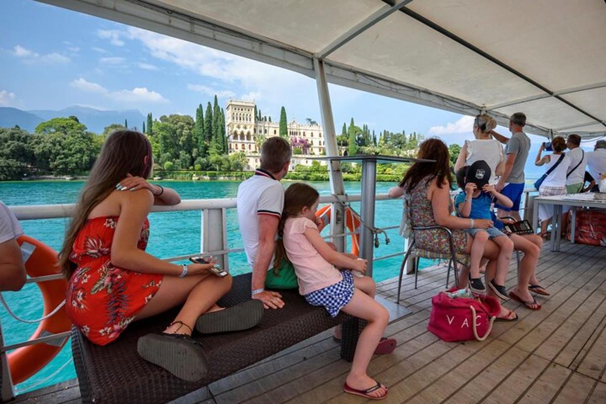 un gruppo di persone sedute sul ponte di una barca