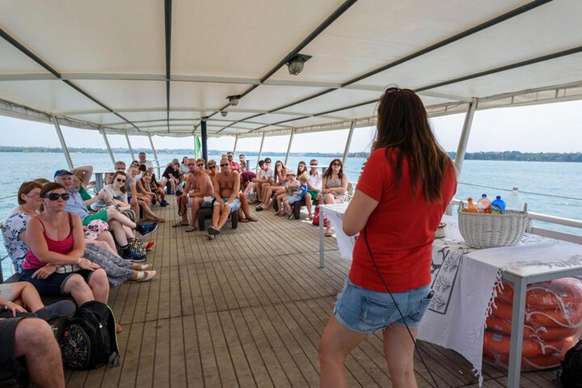 un gruppo di persone sedute su una barca