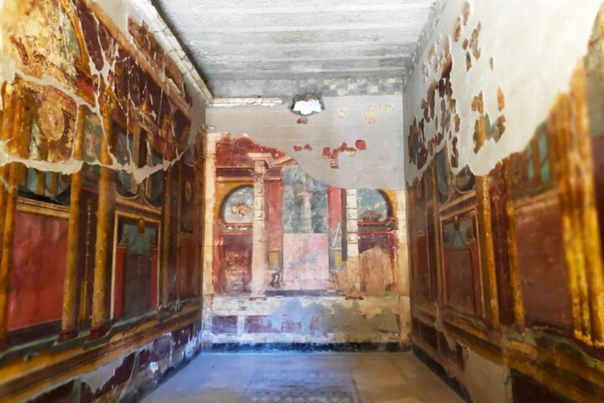 isang silid na may mga pintura sa dingding ng isang gusali