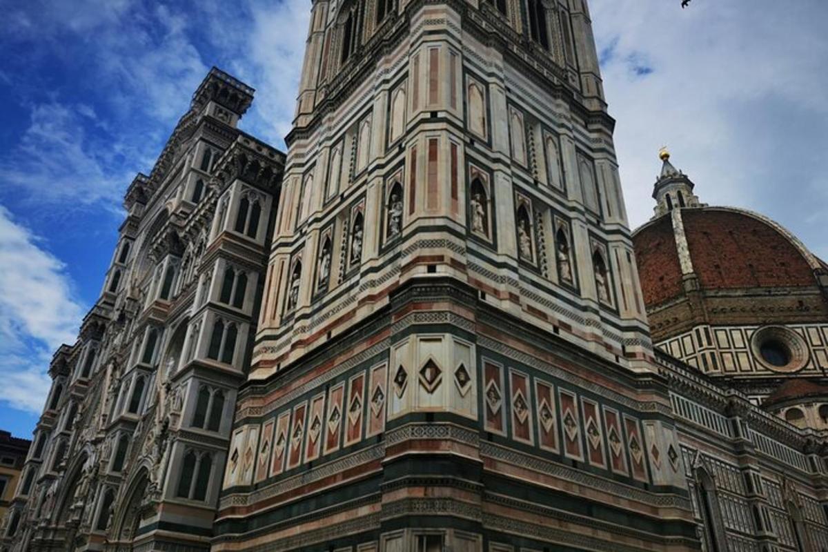 um grande edifício com uma torre de relógio