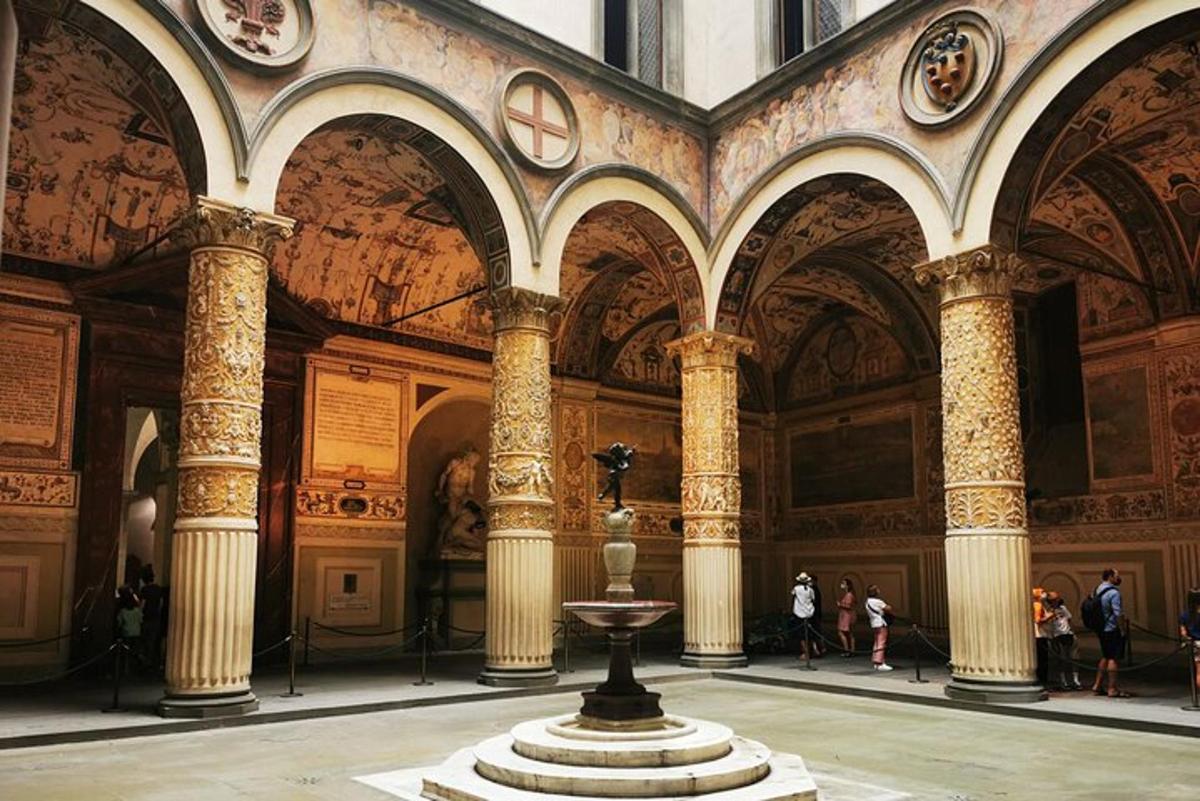um museu com uma fonte no meio de um edifício