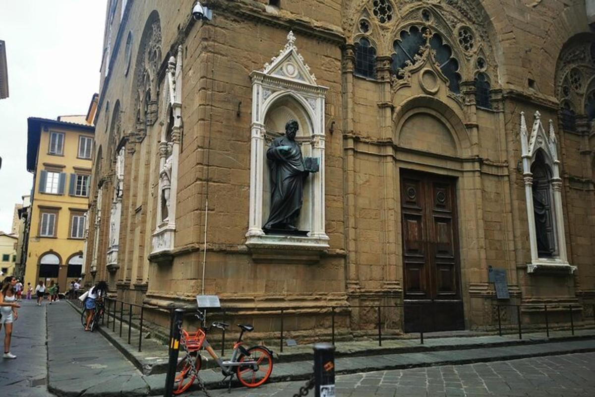 uma bicicleta estacionada em frente a um prédio com uma estátua
