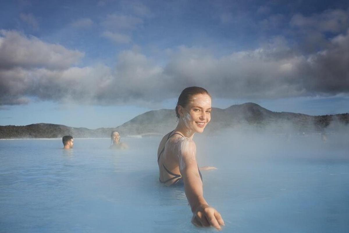 een vrouw die zwemt in de blauwe lagune