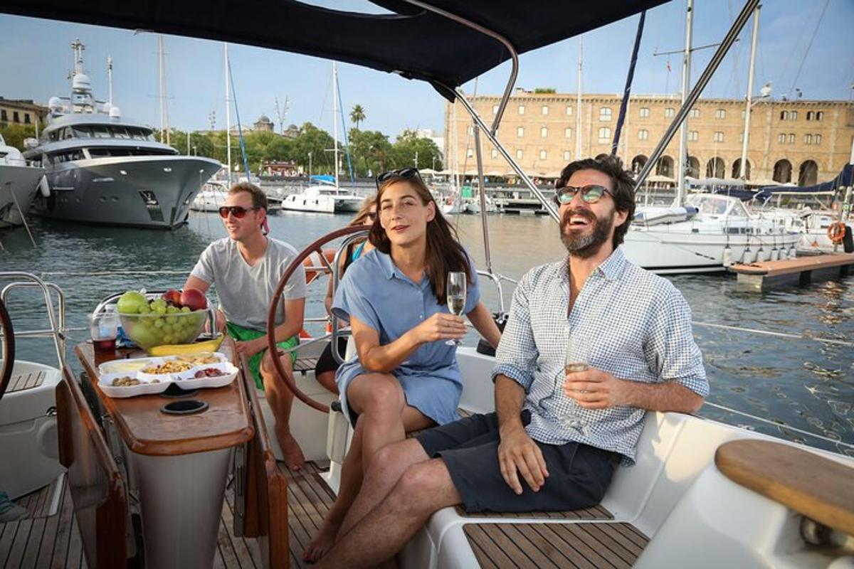 un gruppo di persone sedute su una barca in acqua
