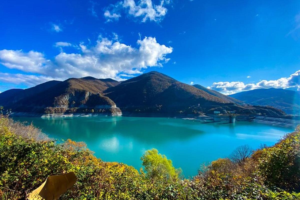 un gran llac blau amb muntanyes al fons