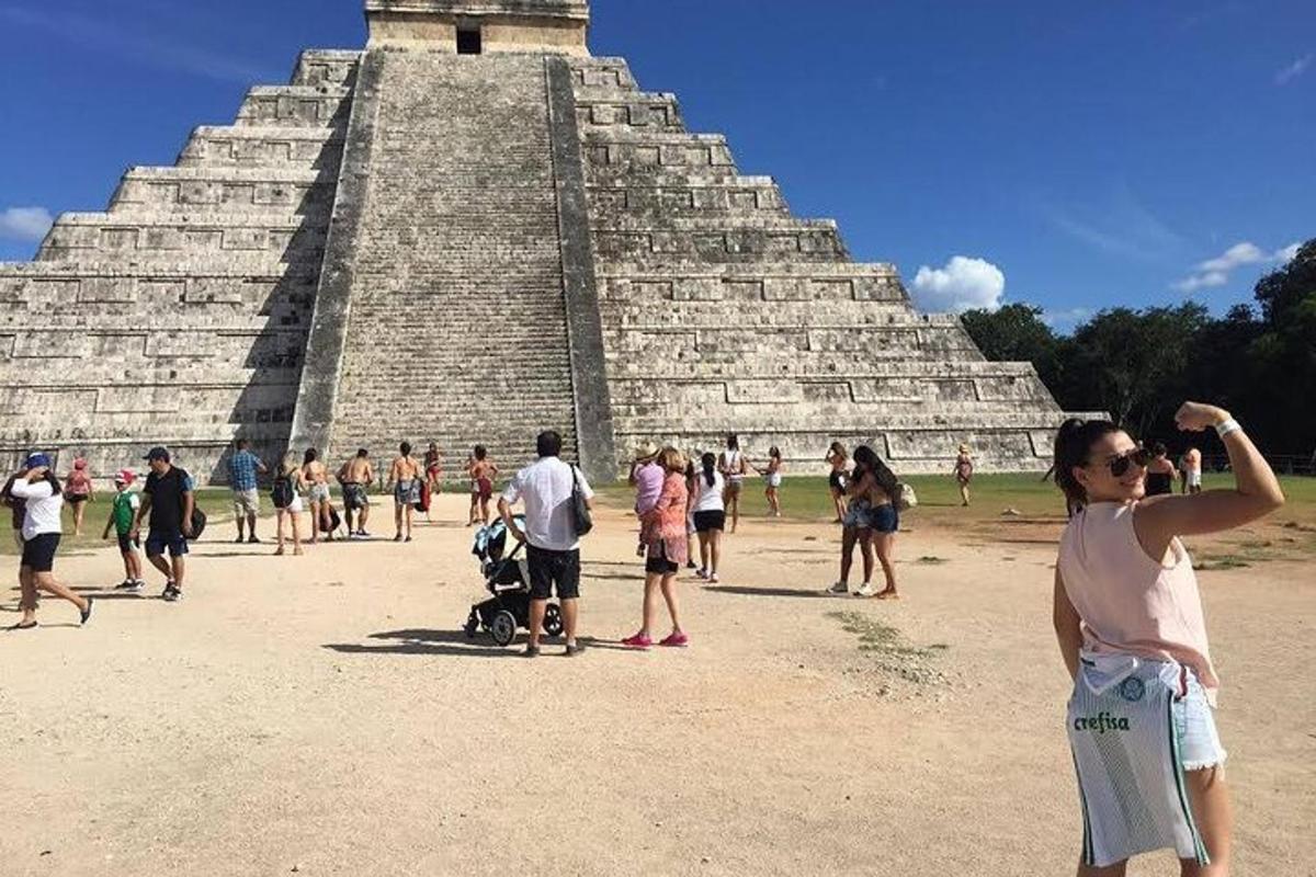 eine Gruppe von Menschen steht vor einer Pyramide