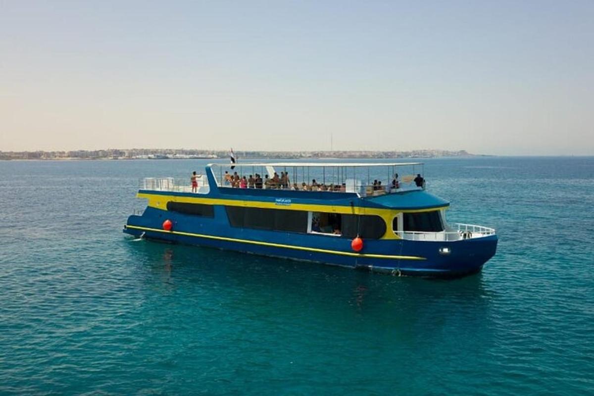 ein blau-gelbes Boot im Wasser