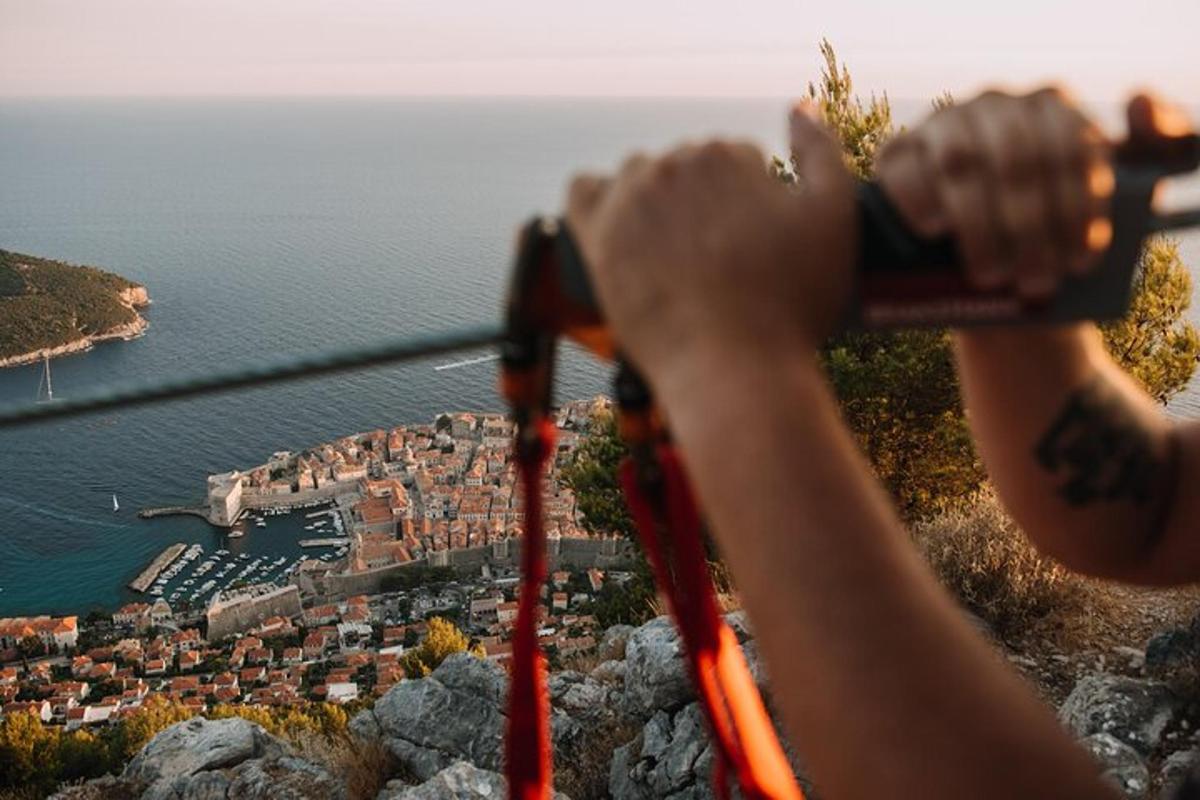ένα άτομο που κρατάει μια φωτογραφική μηχανή για να τραβήξει μια φωτογραφία μιας πόλης
